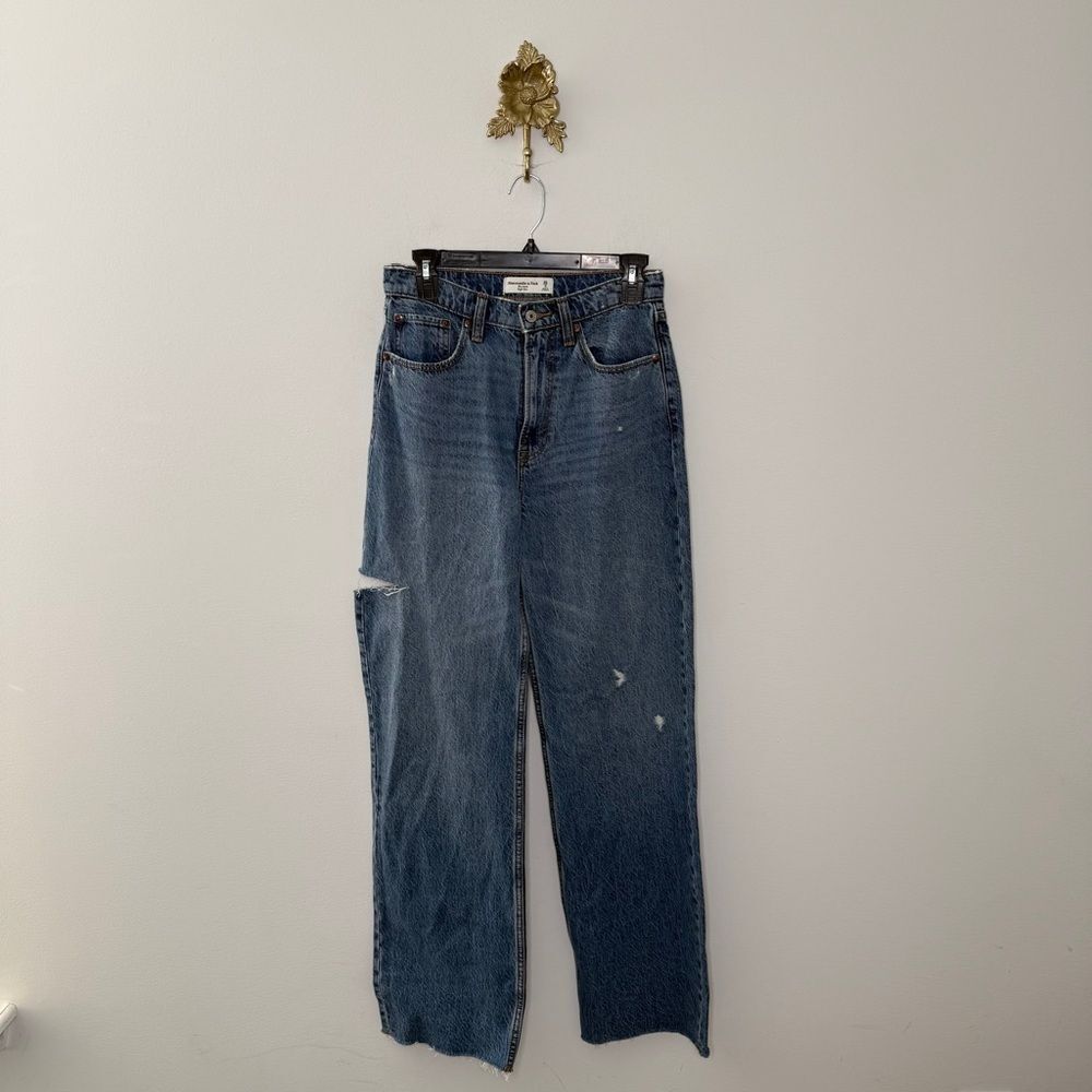 Abercrombie the Loose High Rise Jeans Hip Cut Out